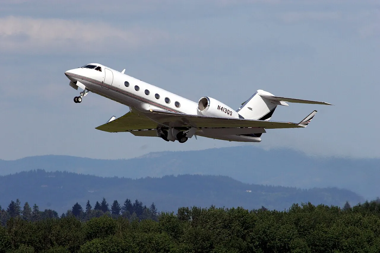 Частный самолёт Gulfstream на взлёте